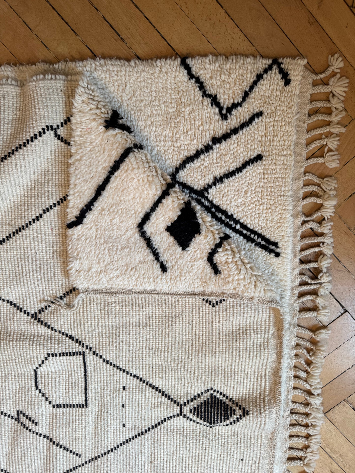 Beni Ourain Wool Rug – Tribal Symbols in Monochrome 250 x 150 cm