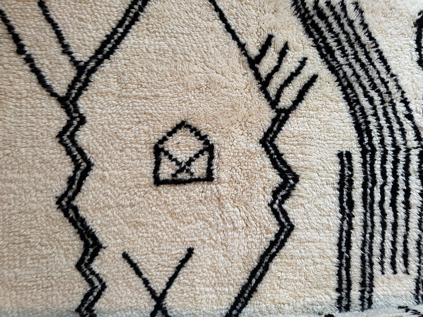 Beni Ourain Wool Rug – Tribal Symbols in Monochrome 250 x 150 cm