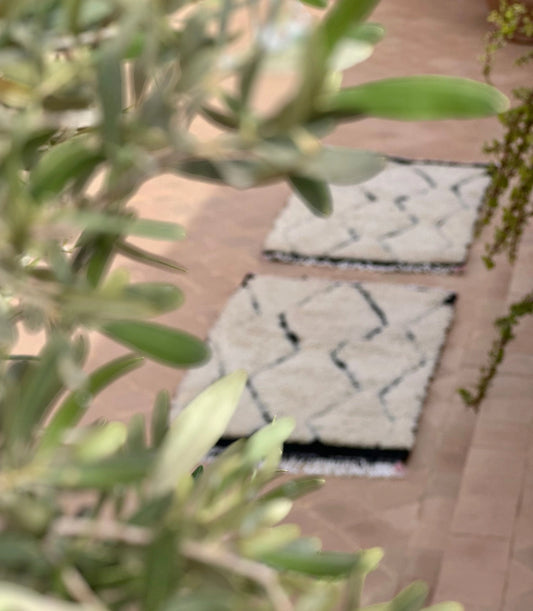 Minimalist Diamond Wool Accent Rug 95x55 cm