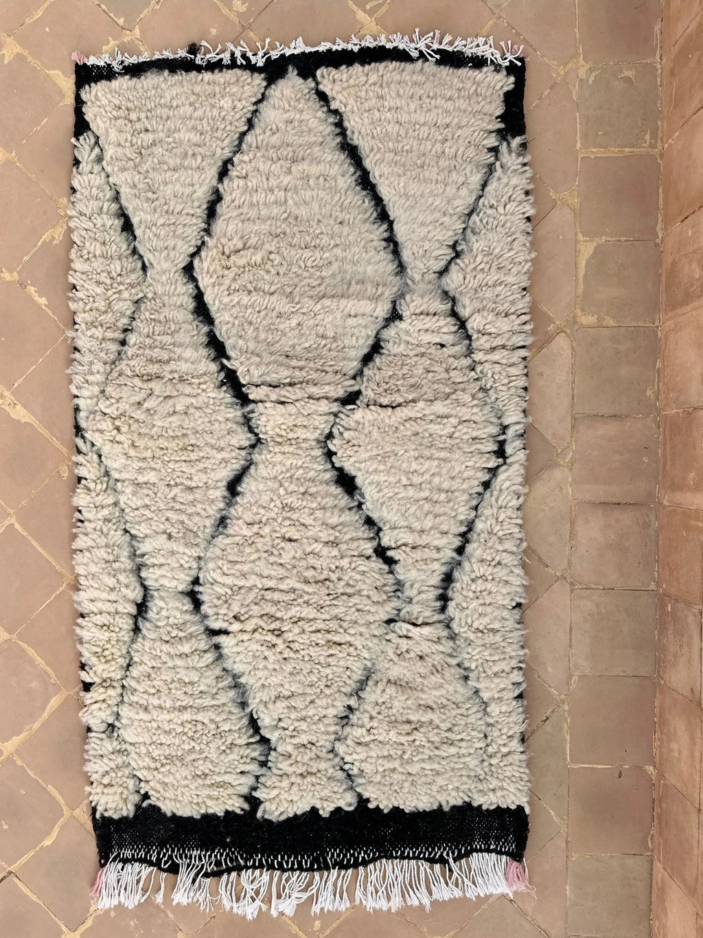 Minimalist Diamond Wool Accent Rug 95x55 cm