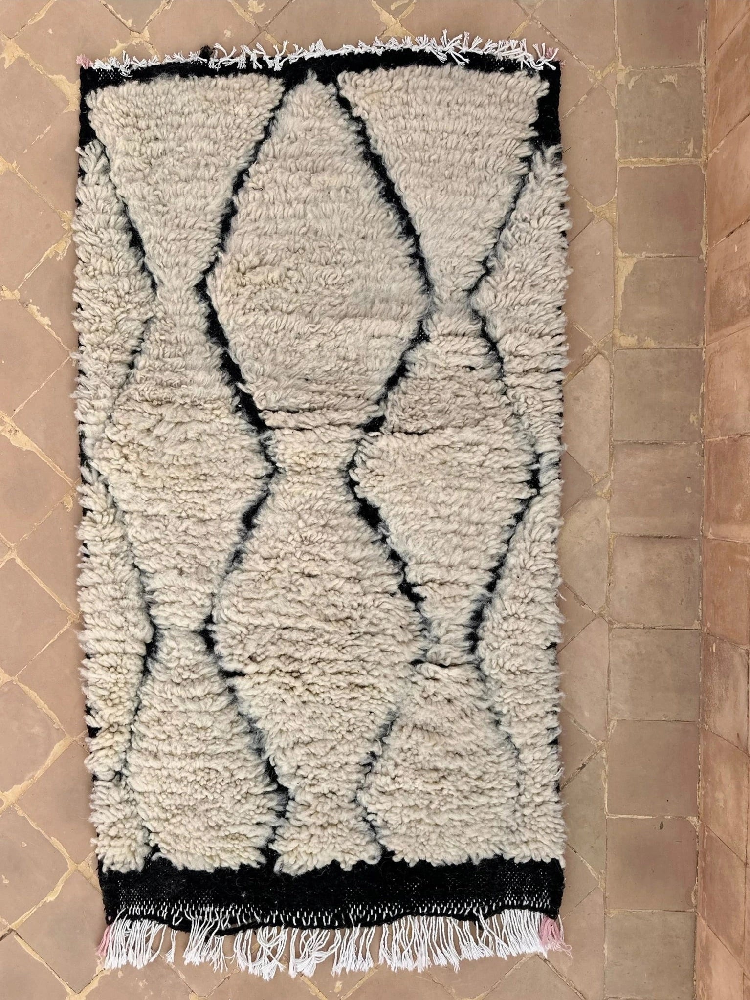 Minimalist Diamond Wool Accent Rug 95x55 cm