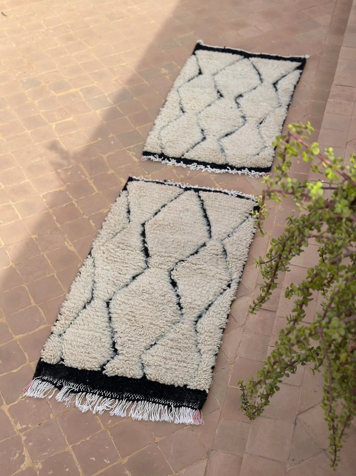 Minimalist Diamond Wool Accent Rug 95x55 cm