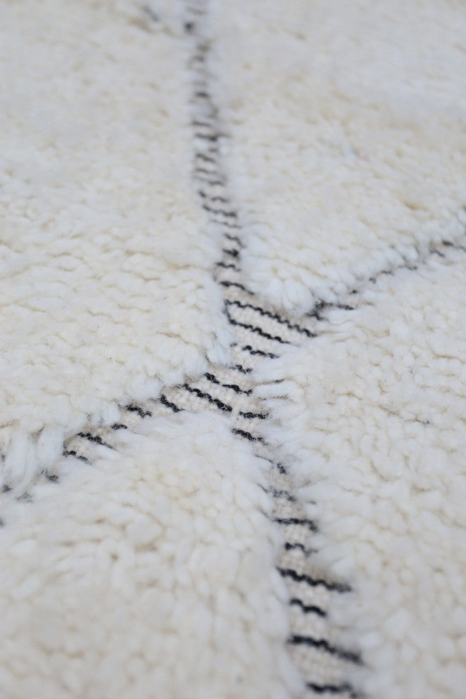 Minimalist Ivory Cloud 142x103cm