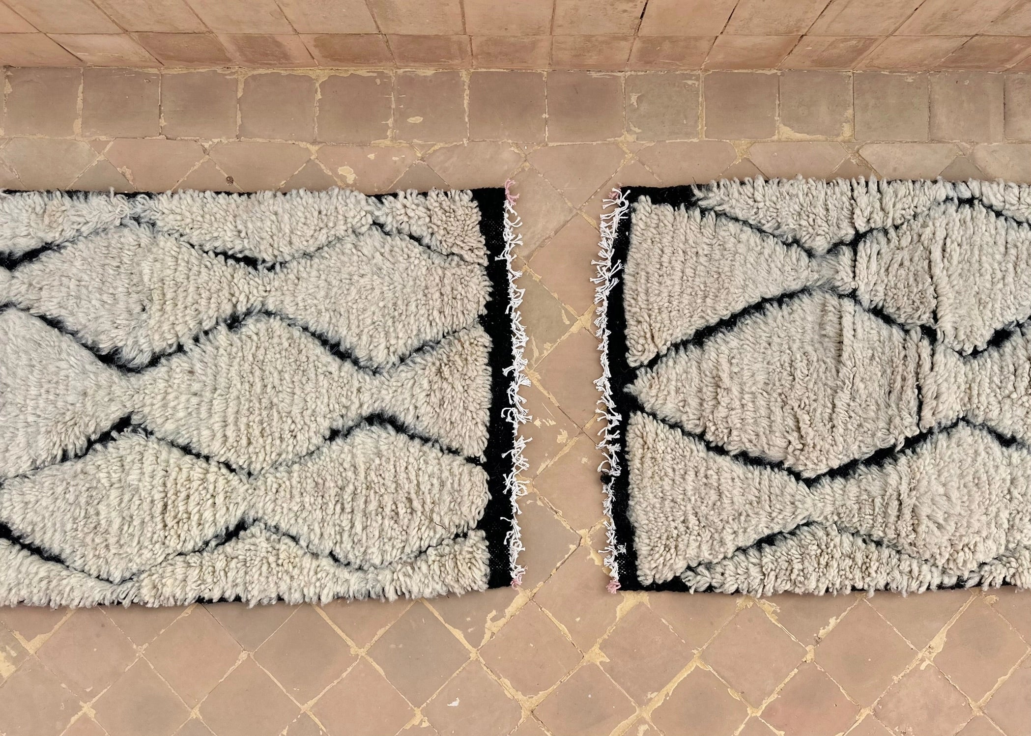 Minimalist Diamond Wool Accent Rug 95x55 cm